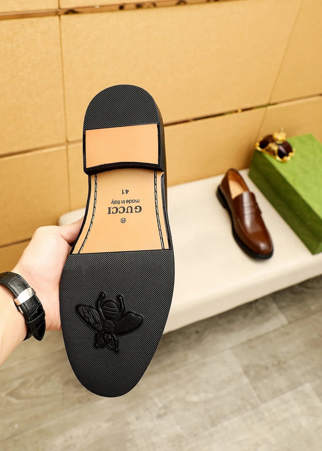 Men's shoes 💰520 💐 Product trademark: GUCCI "Gucci" casual leather shoes Regular size: 38-44 (45.46🉑️customized) Product materials: Selected imported first-layer open-edge beaded cowhide leather upper, imported water-dyed cowhide leather lining. Strong three-dimensional visual effect, original outsole Color: 4⃣️colors available